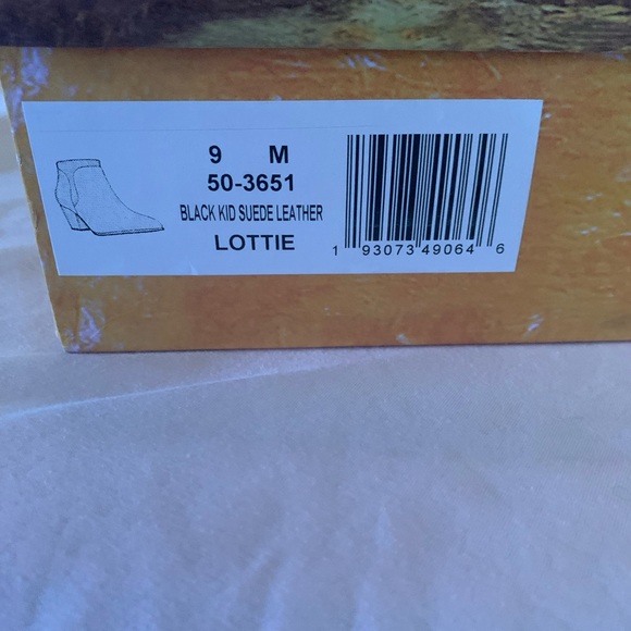 Suede pull on heeled Ankle boots NIB - Picture 7 of 7